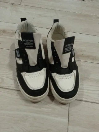 Scarpe sportive bianche e nere