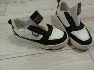 Scarpe sportive bianche e nere