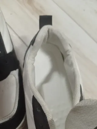 Scarpe sportive bianche e nere