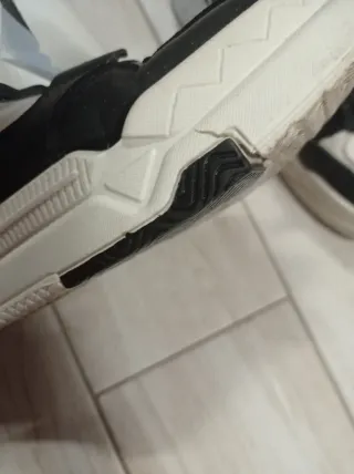 Scarpe sportive bianche e nere