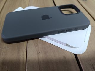 Funda de silicona con MagSafe para el iPhone 15 Pro Max - Gris
