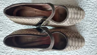 Zapatos de tacón beige y marrón