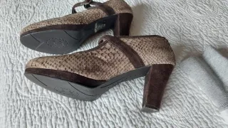 Zapatos de tacón beige y marrón