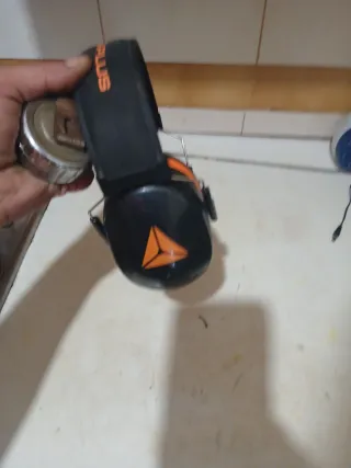 Cascos protectores naranjas y negros