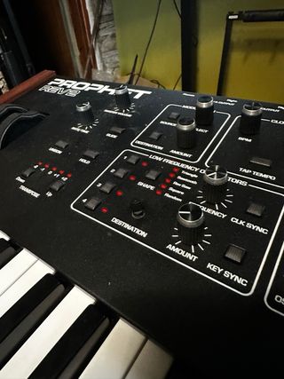 Prophet Rev2-8 voces + Flightcase