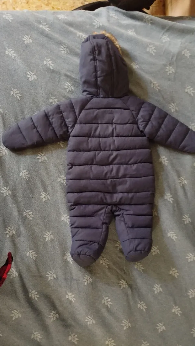 Conjunto invierno bebé: Gorro Nike, mono y patucos