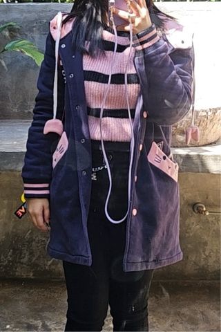 Casaco azul e rosa