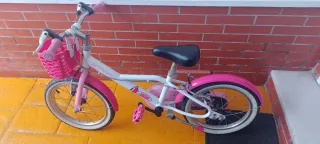 Bicicleta infantil rosa con cesta