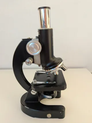 Microscopio vintage nero