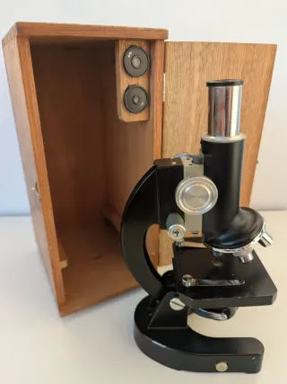 Microscopio vintage nero