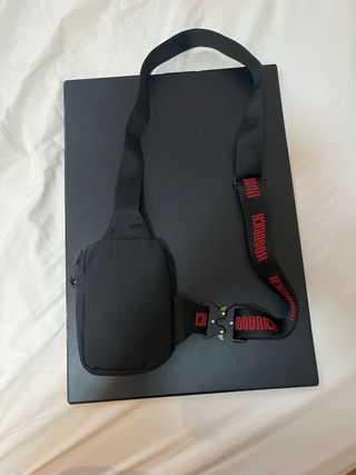 Riñonera Hoodrich Negra y Roja