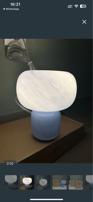 Lámpara de mesa azul y blanca