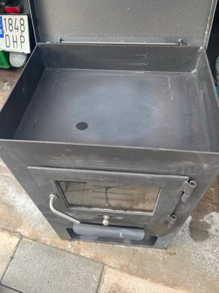 Estufa de leña metálica con cristal