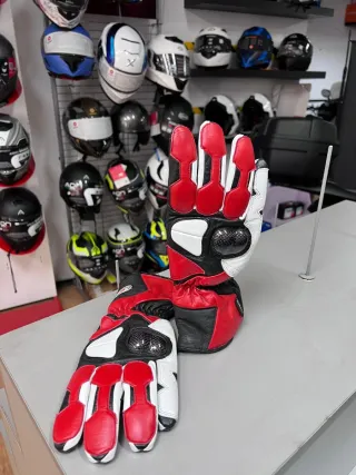 Guantes deportivos rojos y blancos