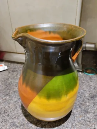 Jarra de cerámica multicolor