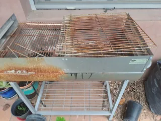Barbacoa de metal gris
