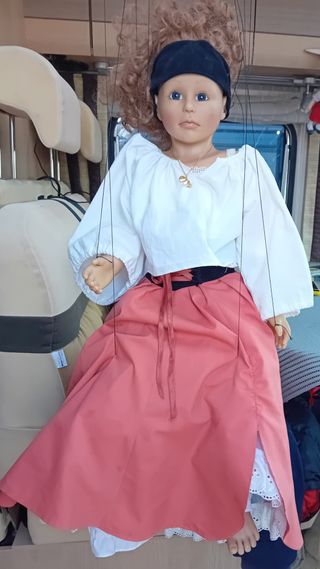 Hermosa marioneta de trapo