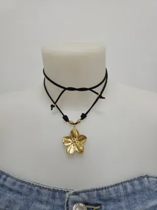 Collana con ciondolo fiore oro