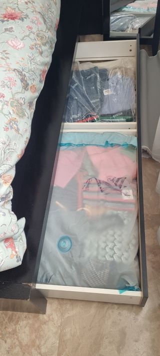 Estructura de cama con base tapizada