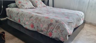 Estructura de cama con base tapizada