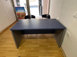 Escritorio oficina y 2 sillas