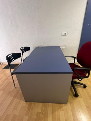 Escritorio oficina y 2 sillas