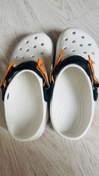 Crocs Blancos con Tira Naranja