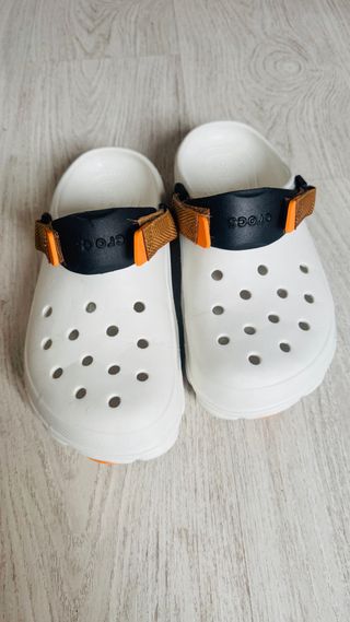 Crocs Blancos con Tira Naranja