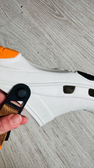 Crocs Blancos con Tira Naranja