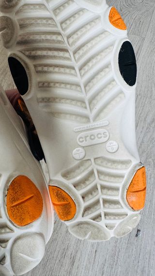 Crocs Blancos con Tira Naranja