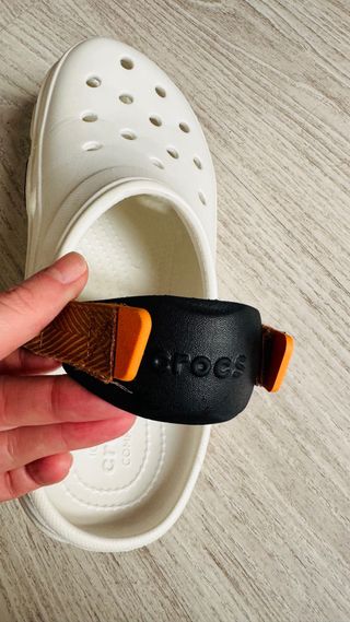 Crocs Blancos con Tira Naranja