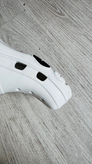 Crocs Blancos con Tira Naranja