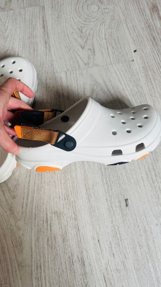 Crocs Blancos con Tira Naranja
