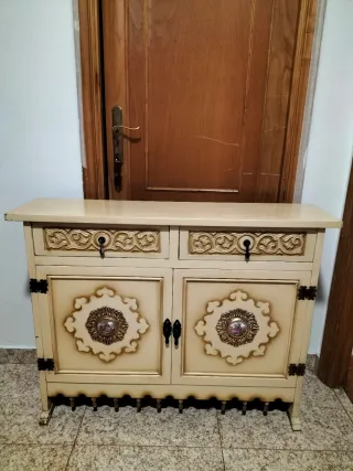 Mueble de entrada beige y dorado