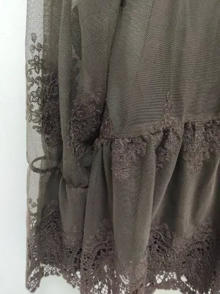 Blusa de encaje transparente con volantes