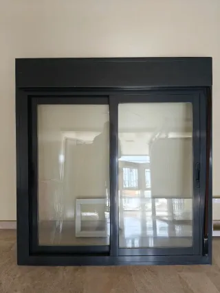 Ventana corredera gris antracita