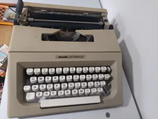 Máquina de escribir Olivetti Lettera 25