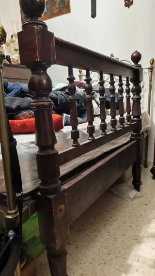 Cama antigua de madera oscura