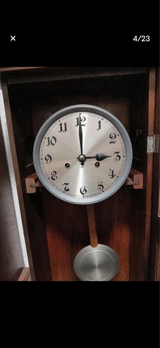 Reloj de pared antiguo de madera