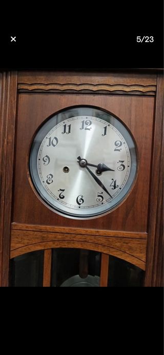 Reloj de pared antiguo de madera