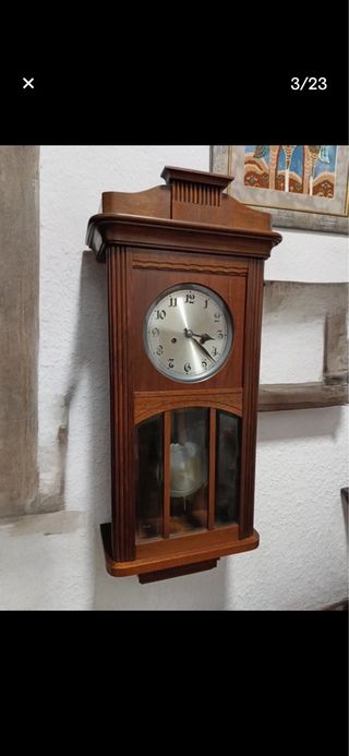 Reloj de pared antiguo de madera