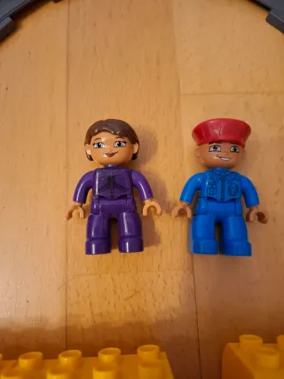 Tren de juguete con figuras y vías