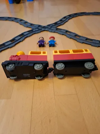 Tren de juguete con figuras y vías