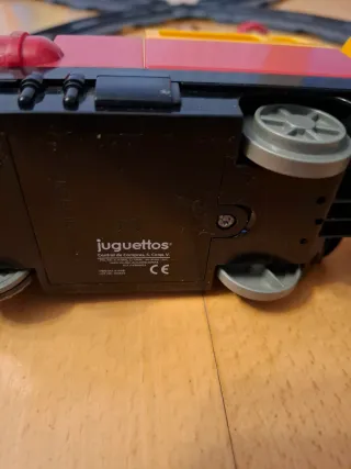 Tren de juguete con figuras y vías