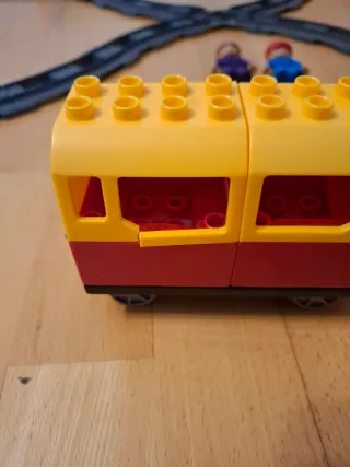 Tren de juguete con figuras y vías