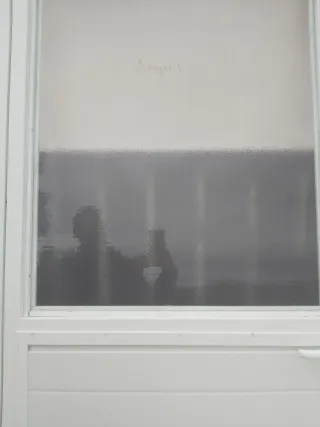 Puerta metálica nueva con cerradura y manivela