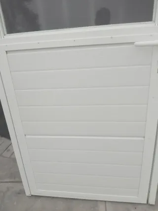 Puerta metálica nueva con cerradura y manivela