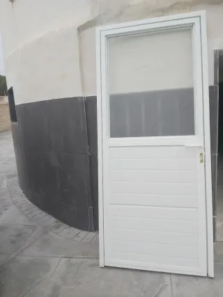 Puerta metálica nueva con cerradura y manivela