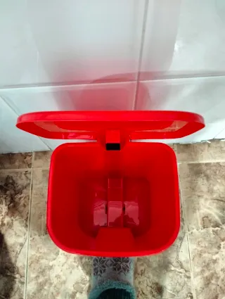 Cubo de basura rojo con pedal