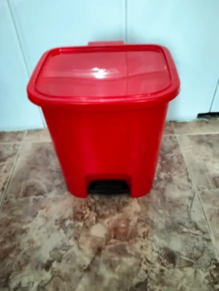 Cubo de basura rojo con pedal